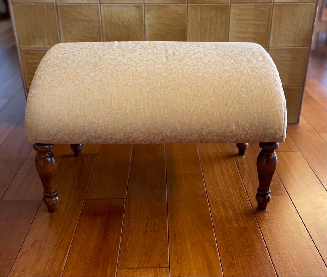 ベージュ色アームチェア(背もたれ付き)