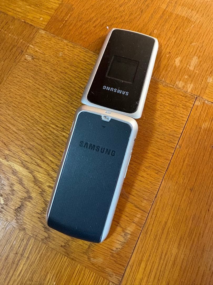 Samsung 折りたたみ式携帯電話 本体　カナダ仕様