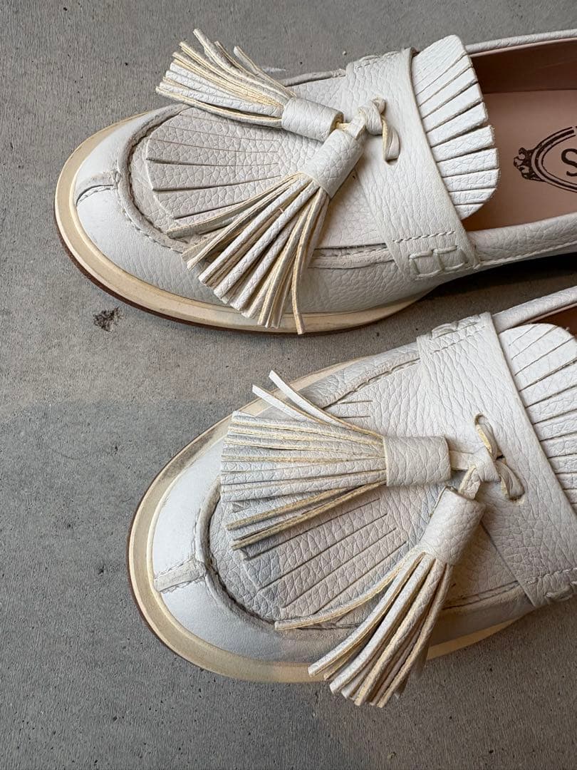 TOD'S フリンジ付きホワイトローファー