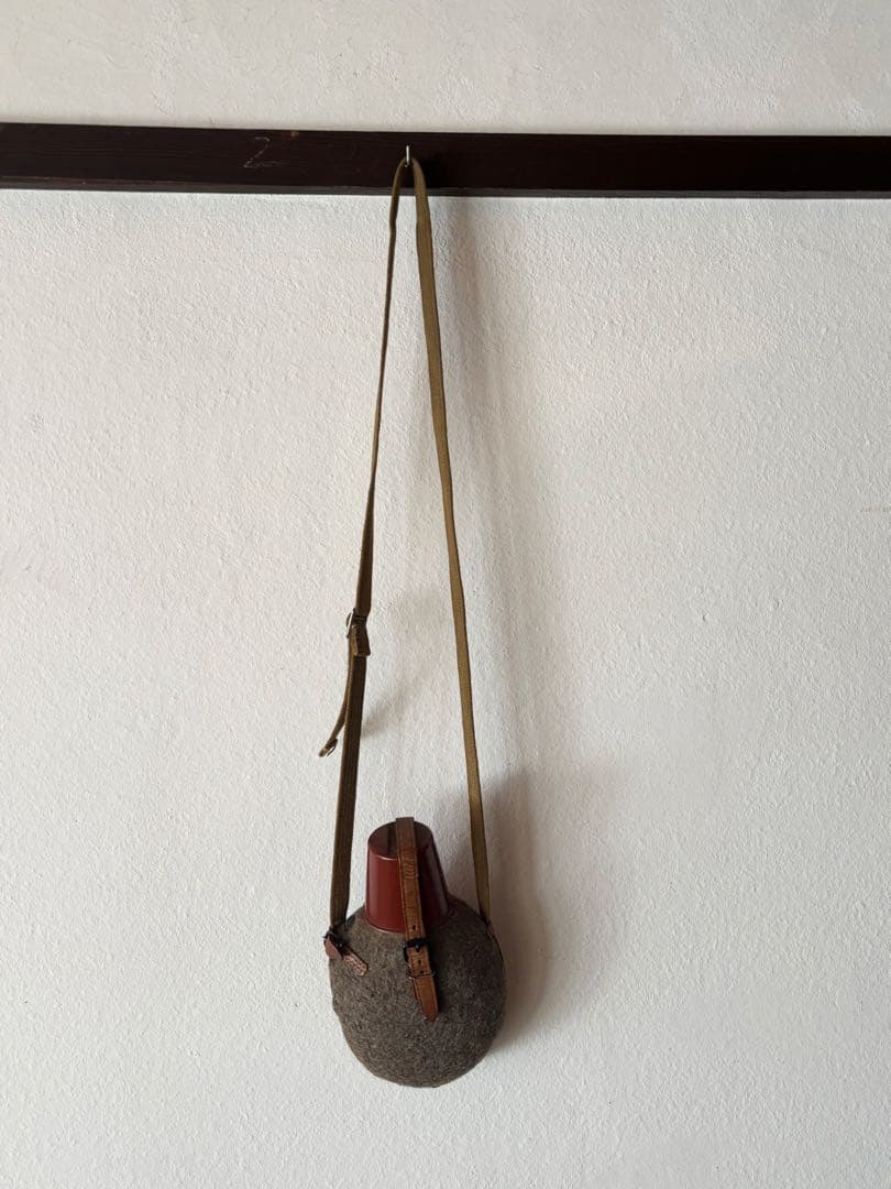 アンティーク　水筒 赤いカップ付き