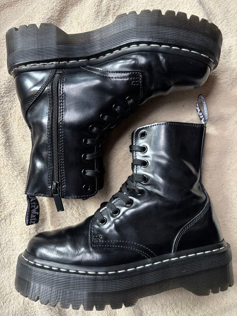 ドクターマーチン8 ホールブーツDr. Martens ホワイトステッチ