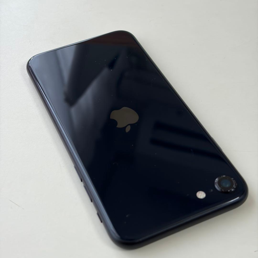 や*者様 バッテリー新品　iPhoneSE第3世代64GB SIMフリー　美品