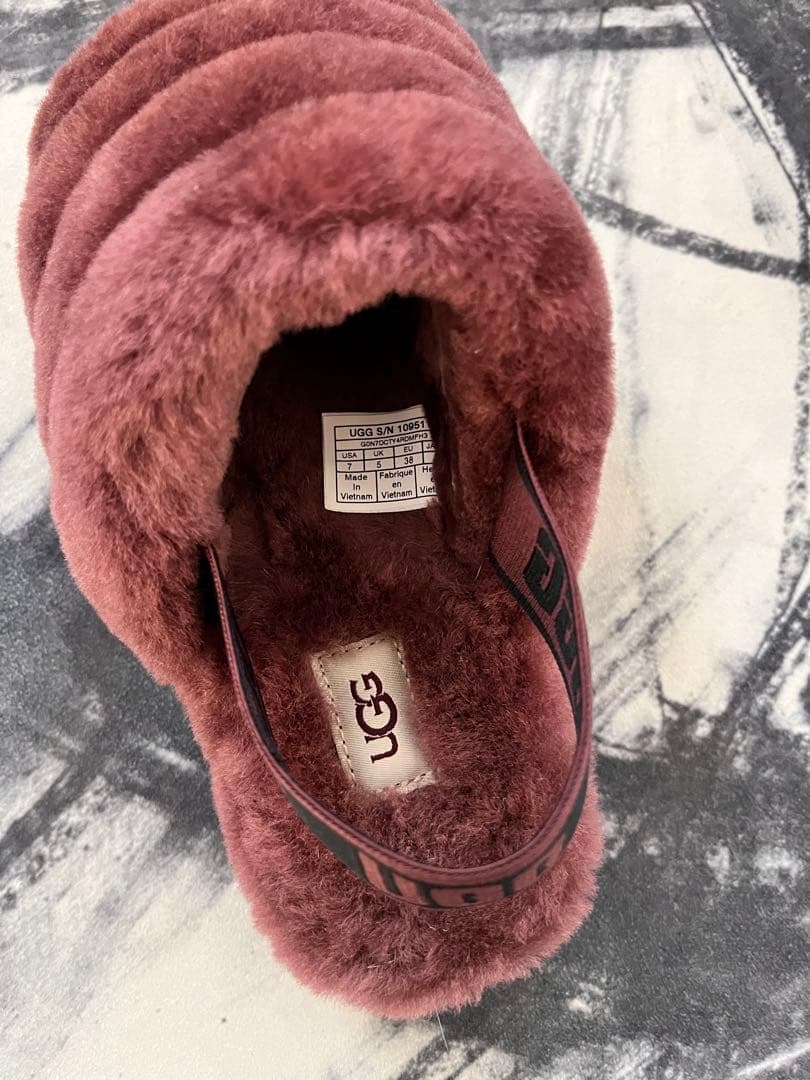 くろUGGアグフラットフライヤーサンダル