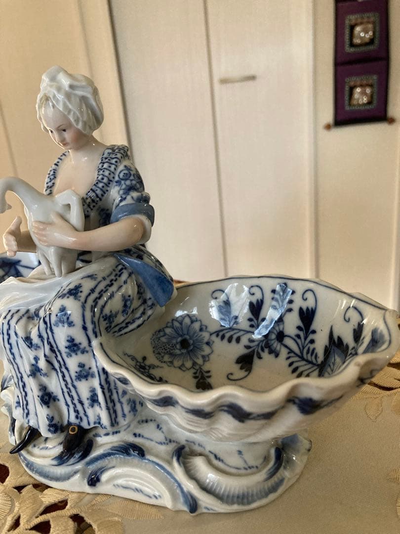 Meissenマイセンフィギュア　ガチョウを抱く女