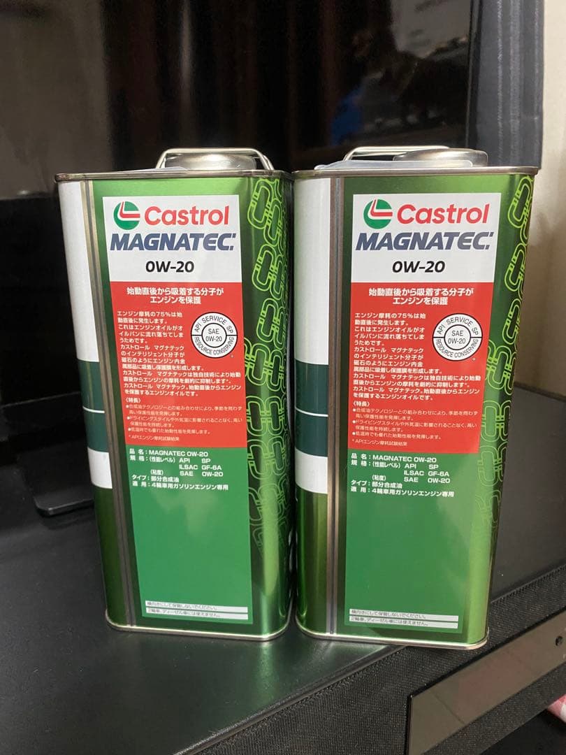 Castrol MAGNATEC 0W-20 エンジンオイル 4L. 2コー8L