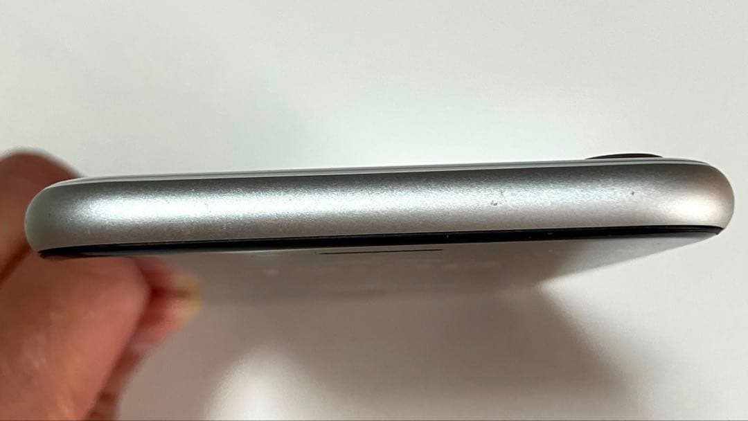 iPhone SE(第2世代)ホワイト 本体64GB SIMフリー　76%