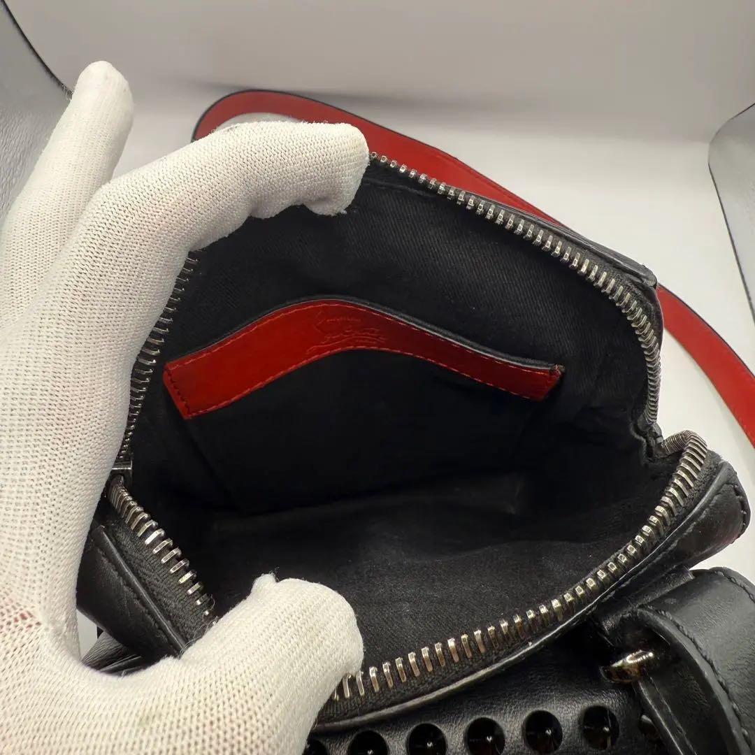 美品　クリスチャンルブタン ベンチリポーター レザー×スタッズ ショルダーバッグ