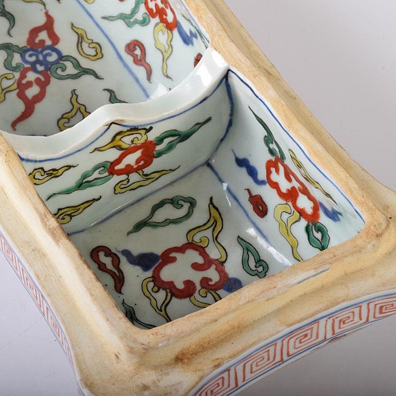 中国　大明萬歴年製款　五彩　龍鳳凰文　四方蓋物　M　R8254