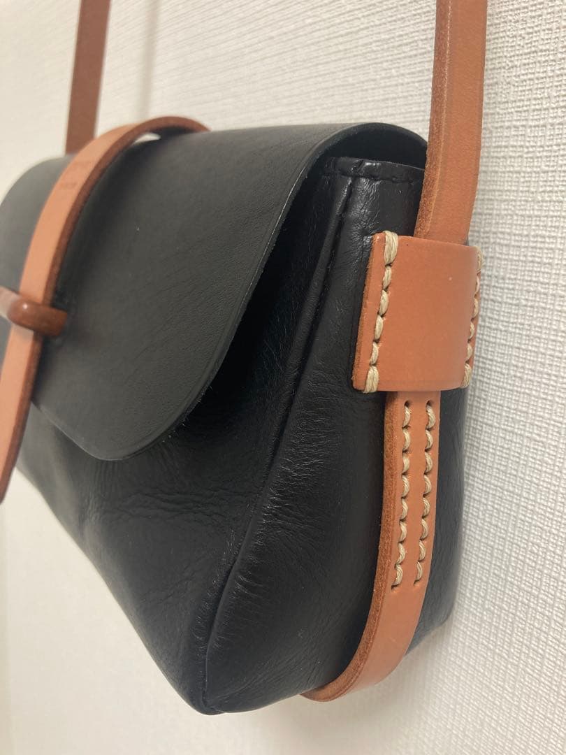 genten サドルベルト ヌオーバ 横型コンパクトショルダーバッグ　クロ