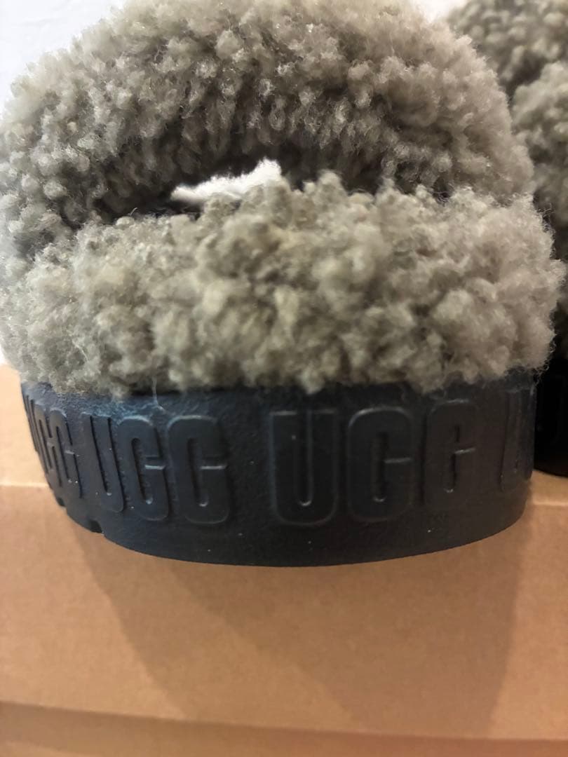 UGG カーキファーサンダル