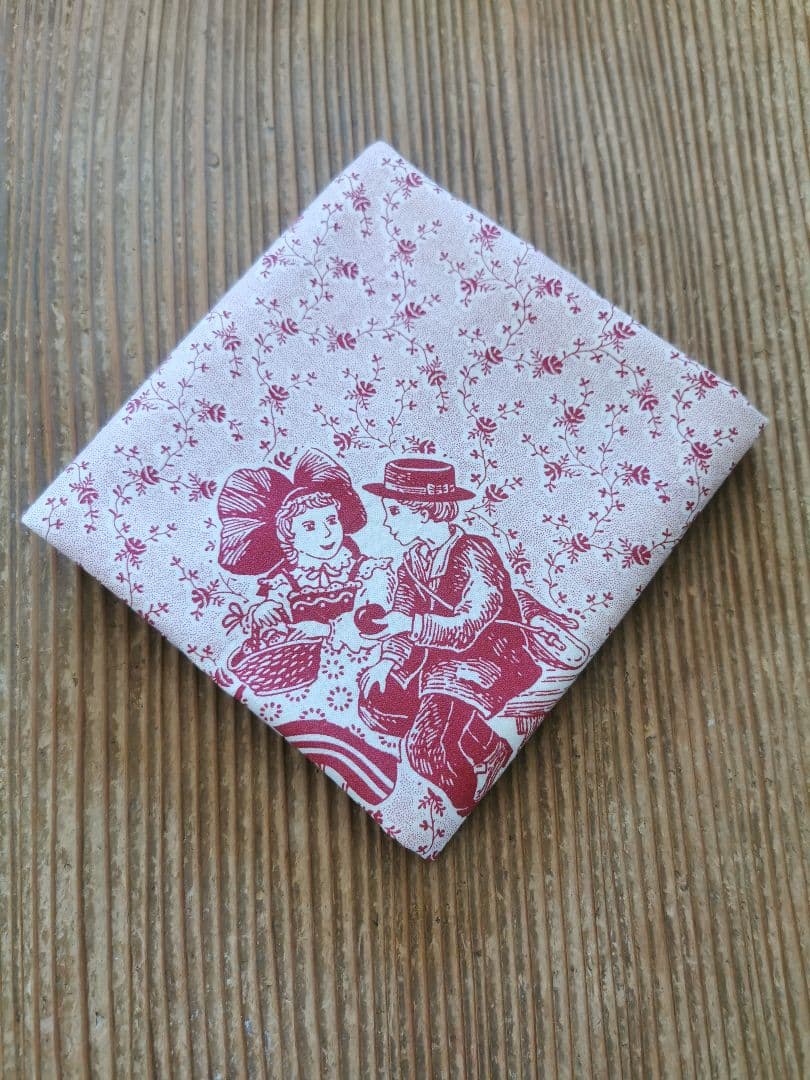 ヴィンテージフランスアルザス フォークロアの少女少女 林檎 小花のコットンクロス