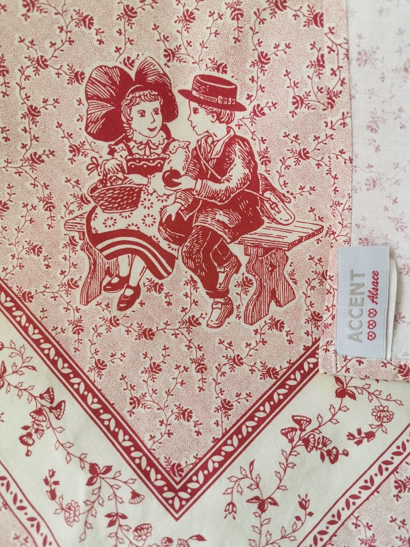 ヴィンテージフランスアルザス フォークロアの少女少女 林檎 小花のコットンクロス