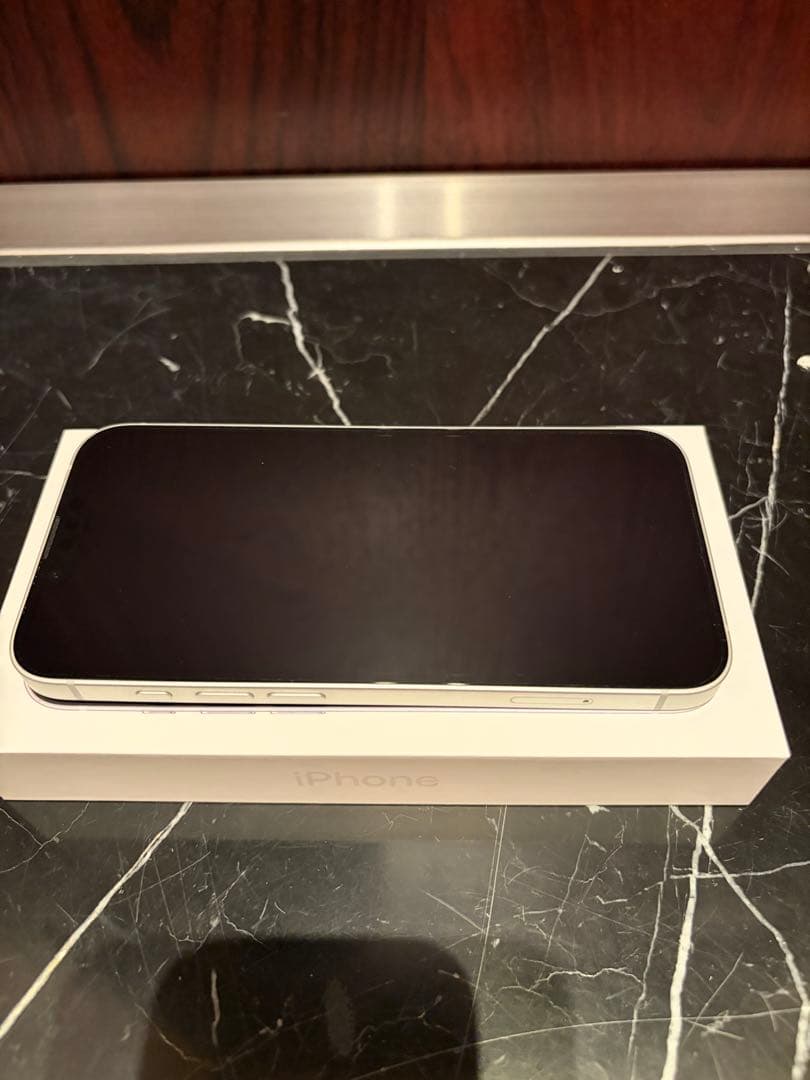 【美品】iPhone16e ホワイト 256GB