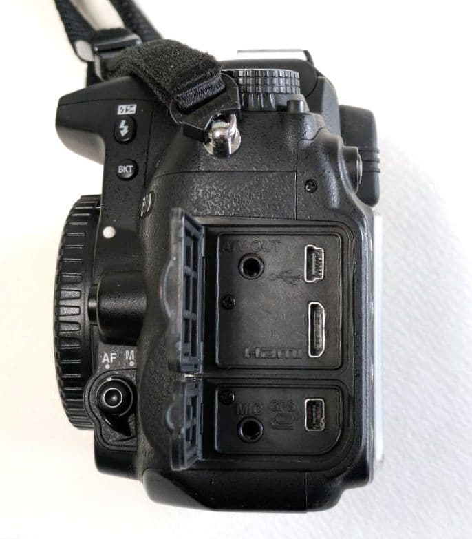 ニコンD7000ボディ 純正バッテリーグリップ(MB-D11)付き 防湿庫保管