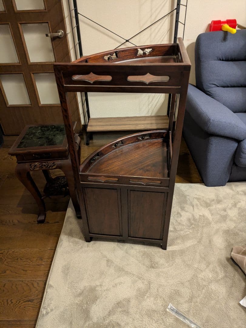 （引き取り専用）アジアン家具木製コーナーラック 彫刻入り