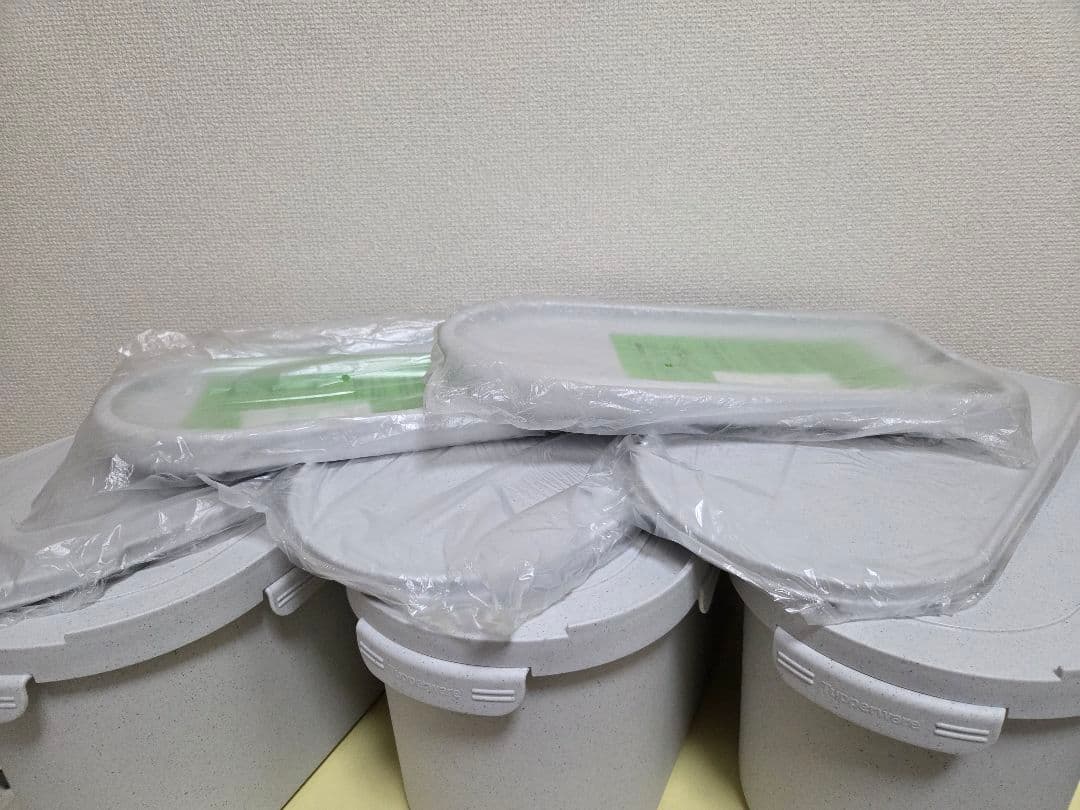 【新品・未使用】タッパーウェア キッチンキーパーハーフ 3個 + 専用トレイ2個