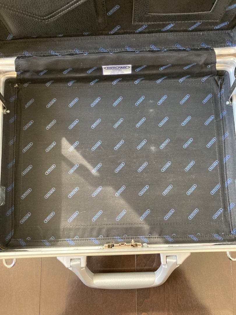 リモワ RIMOWA アタッシュケース アルミ製　鍵・ギャランティーカード付き