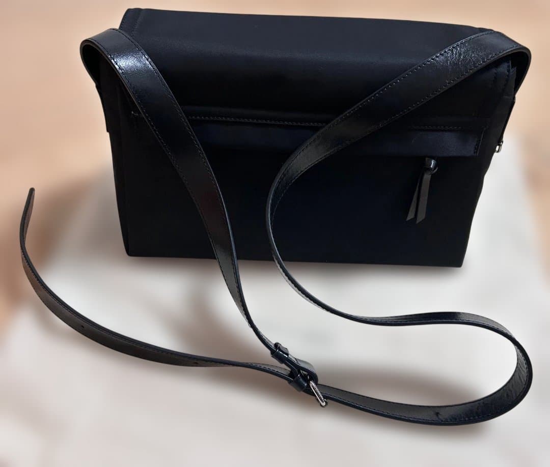 TOUT Y EST トゥティエ ショルダーバッグ ナイロン