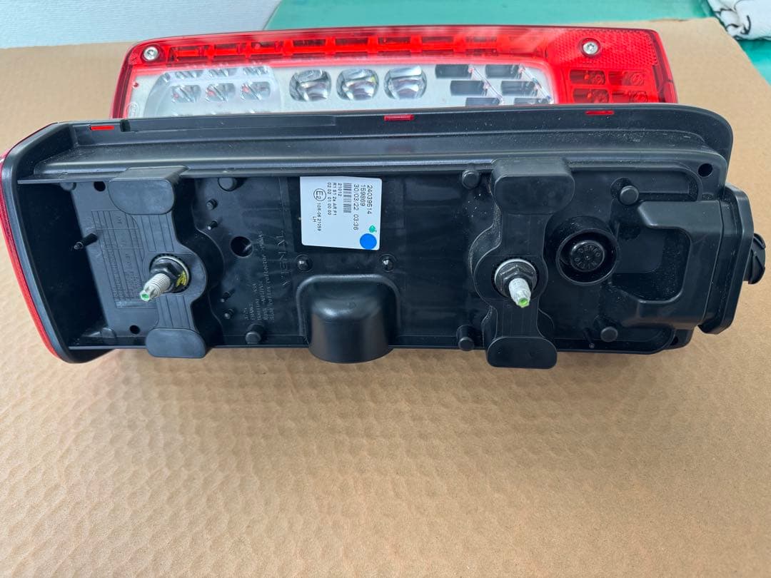 UD純正　ボルボテール　新車外し　左右セット