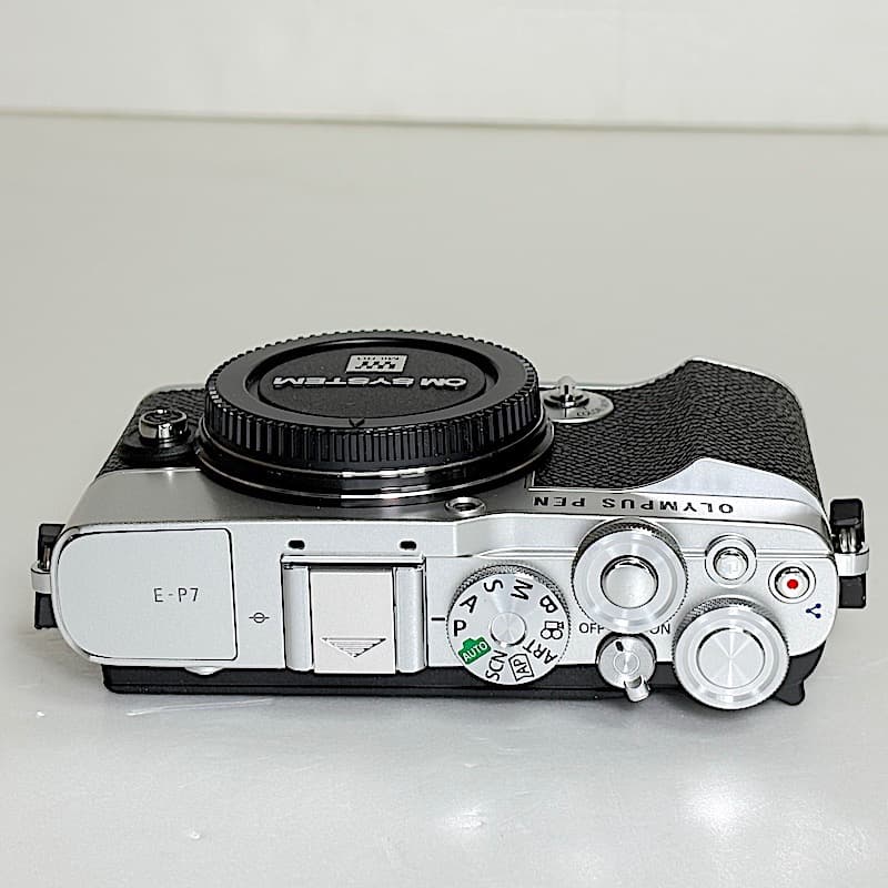 も*く様 新品同様オリンパスPEN E-P7ダブルズームキット＋注目希少L型グリ