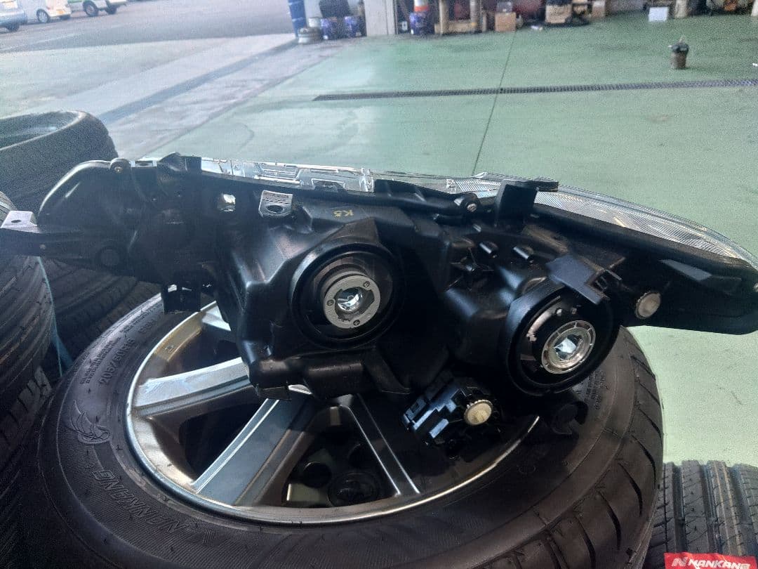 アクシオ　右ヘッドライト