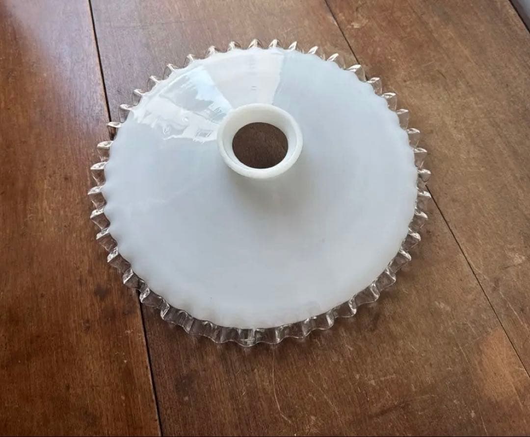 フランスアンティーク　ミルクガラスシェード　フリルシェード　ランプシェード