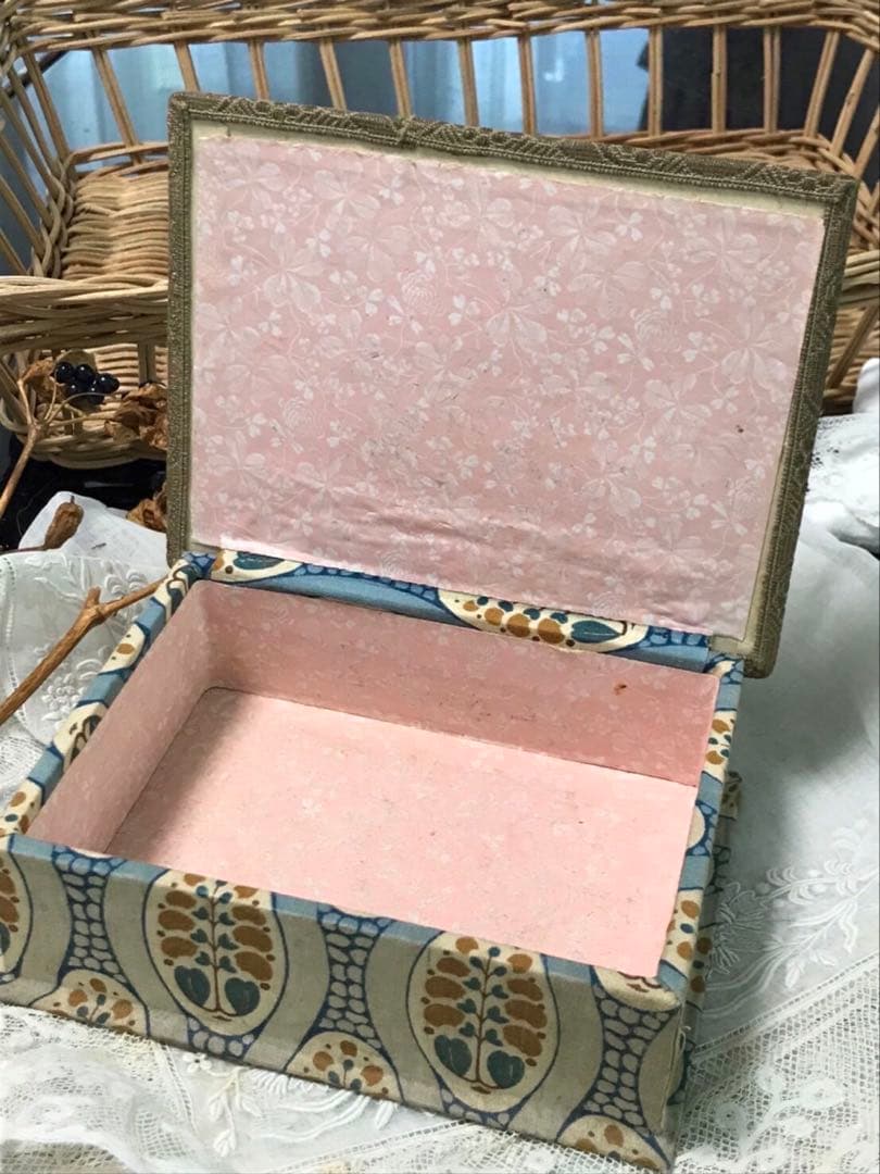 フランスアンティーク　愛らしい猫さんたちのbox