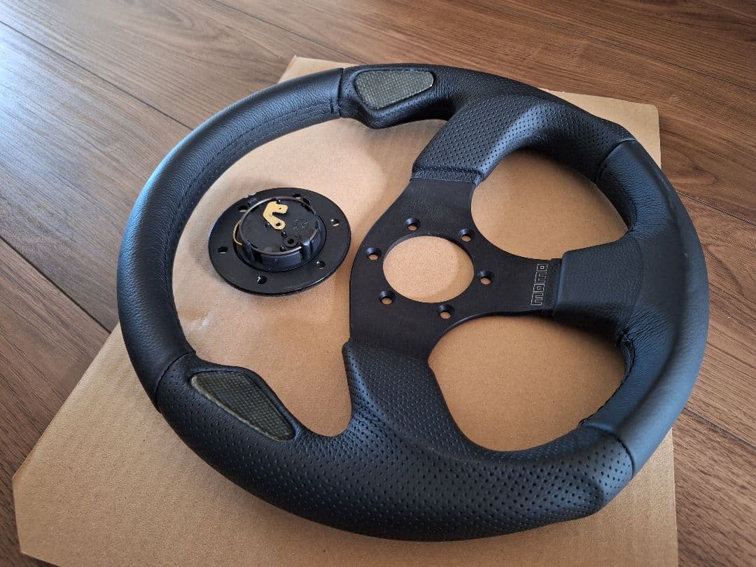 モモ　MOMO　ステアリング　中古　早い者勝ち　ジムニー