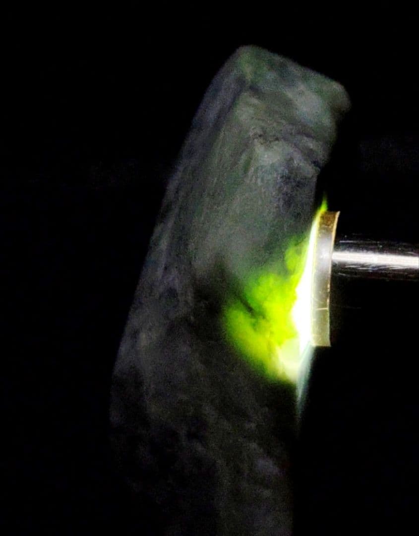 ★翡翠原石★糸魚川硬玉【姫川・切り出し・カメレオン翡翠390ｇ】