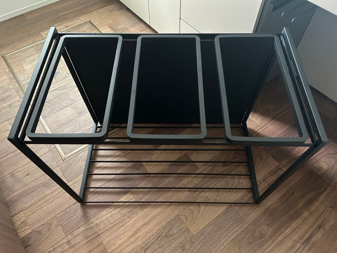 黒い金属製キャスター付き収納ラック