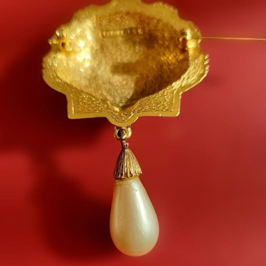 ヴィンテージCHANEL(シヤネル)貝殻デザイン ブローチ 　パール付き