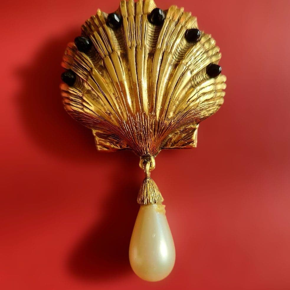 ヴィンテージCHANEL(シヤネル)貝殻デザイン ブローチ 　パール付き