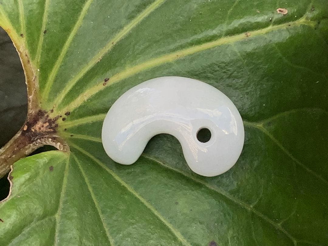 ✳安価卸し値段　幸運引き寄せる糸魚川翡翠勾玉　本物を１個お持ちください　鑑別書付