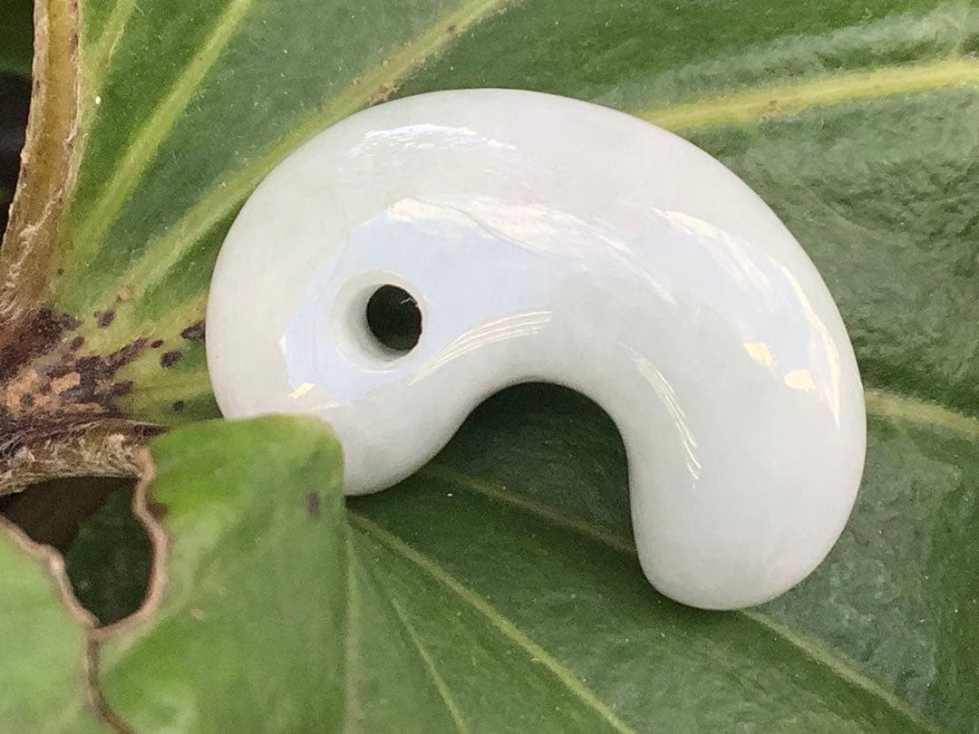 ✳安価卸し値段　幸運引き寄せる糸魚川翡翠勾玉　本物を１個お持ちください　鑑別書付