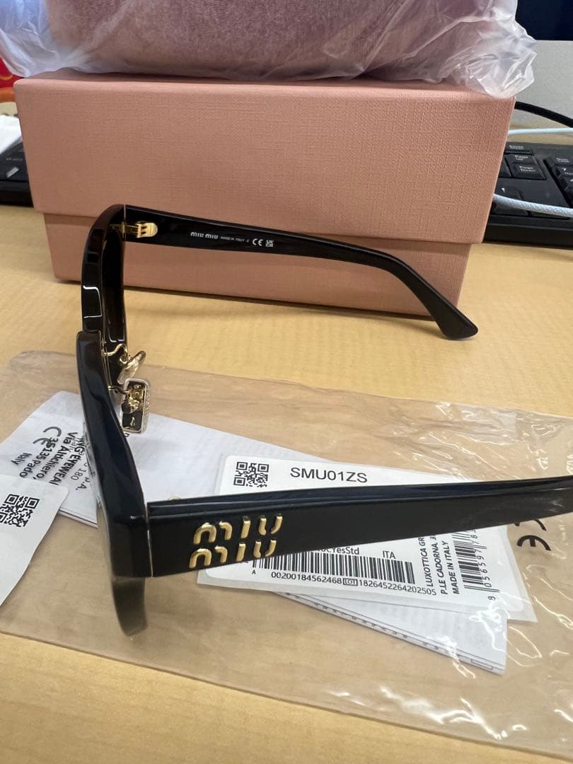 ほぼ新品　Miu Miu ブラック サングラス ケース付き