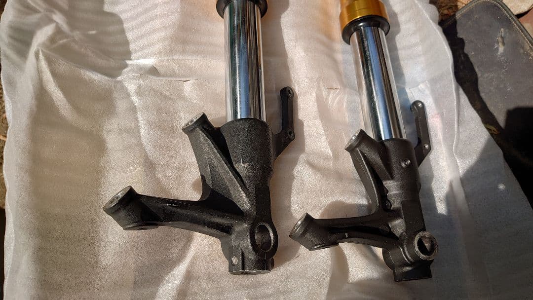 フロントフォーク 部品取り用 MT09 RN34 ｘｓｒ９００シールおまけ。