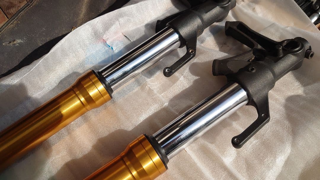 フロントフォーク 部品取り用 MT09 RN34 ｘｓｒ９００シールおまけ。