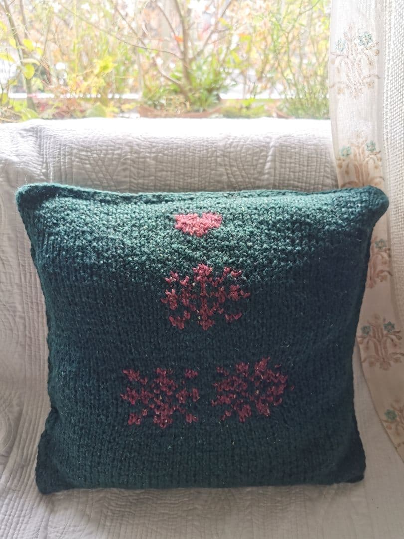 ヴィンテージドイツ メリノツィードニット棒針手編みハート＆蜂柄 中綿入クッション