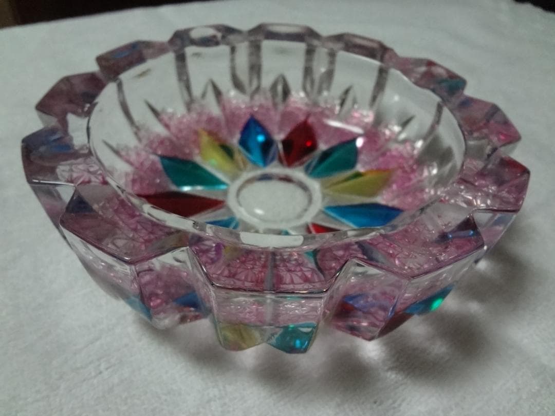 ガラス細工　　　クリスタルピンク灰皿細かいガラス模様       昭和調レトロ