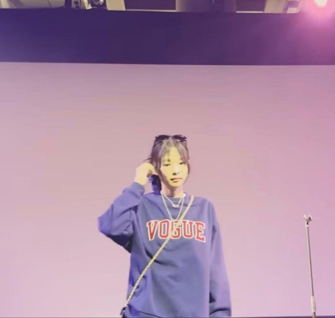 ジェニー着用 VOGUE カレッジトレーナー ロゴ スウェット ジェニー着用