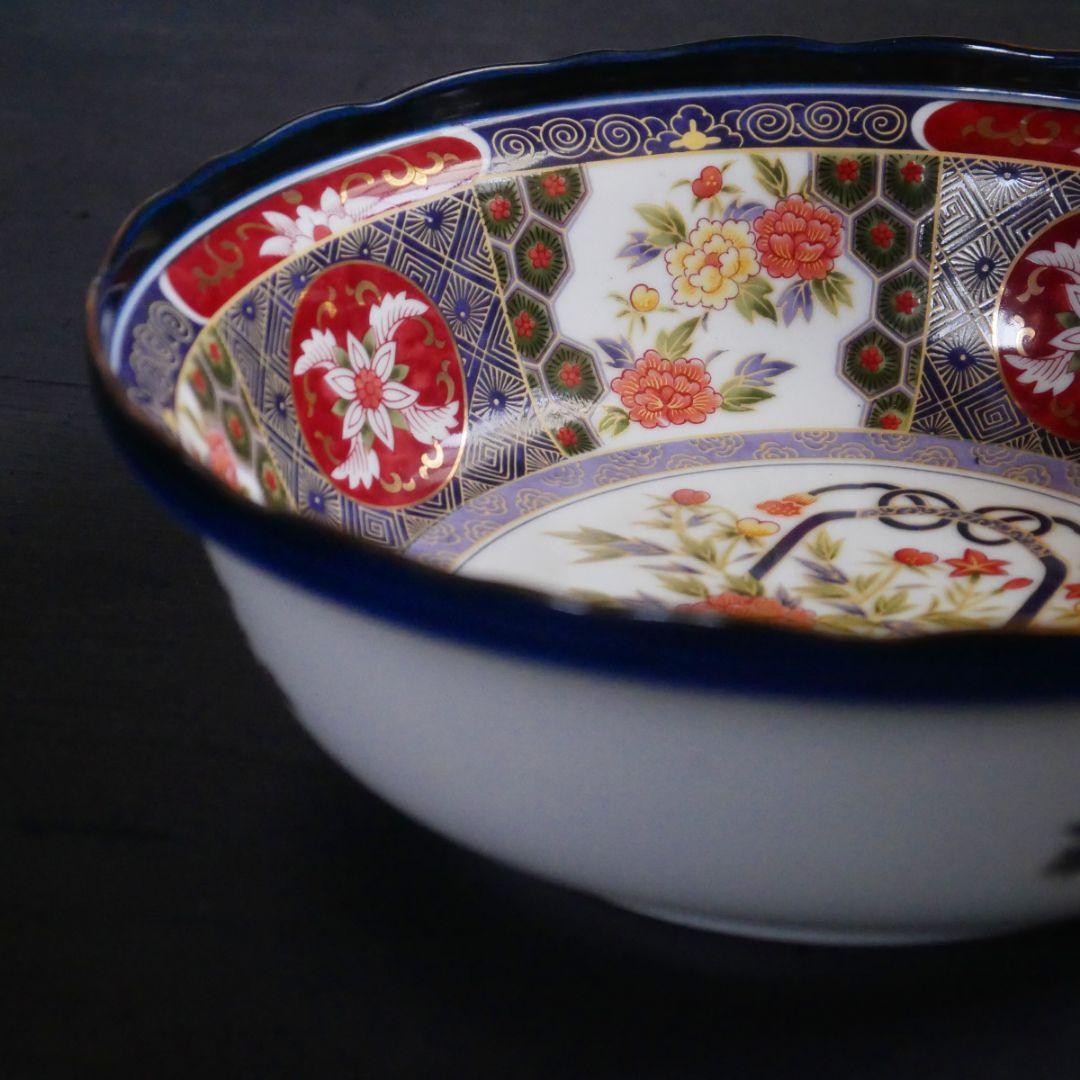 花柄装飾の金襴磁器鉢