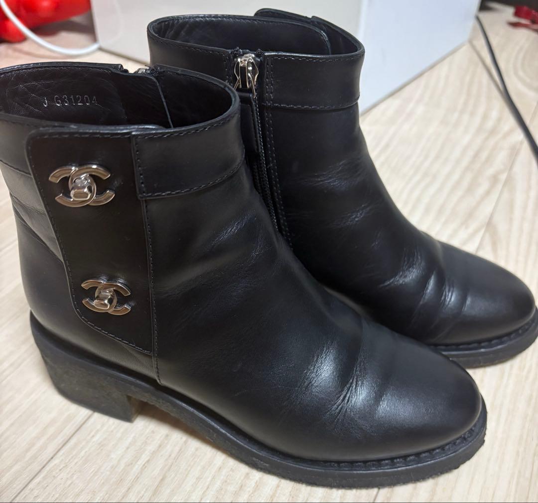 CHANEL 黒 レザーブーツ ジッパー付き