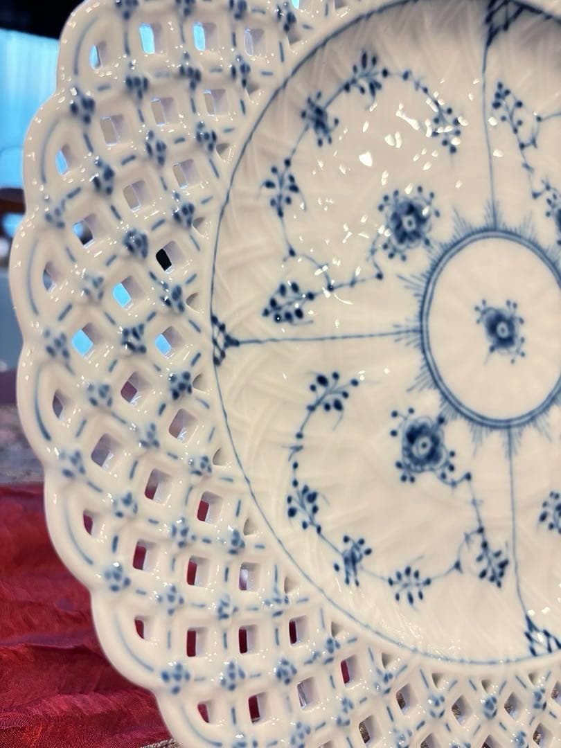 陶器製レース状皿 青い花模様 25cm