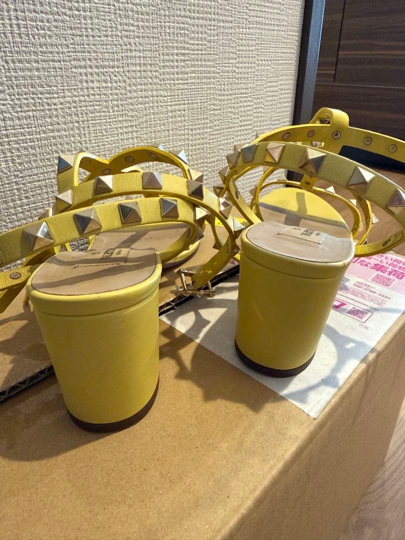 ヴァレンティノ イエロー スタッズ付きサンダル 37 来週11日までの出品