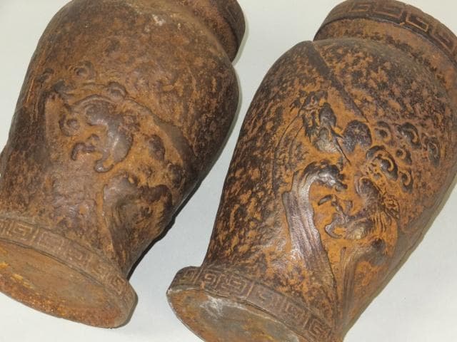 時代古鉄 華道具 在銘 花器 壺『荒膚地浮彫雲龍雷文　壱対』1128O