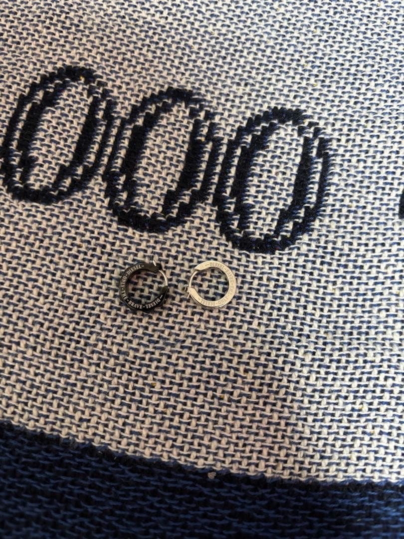 DIESEL メタルピアス シルバー/ブラック　両耳セット