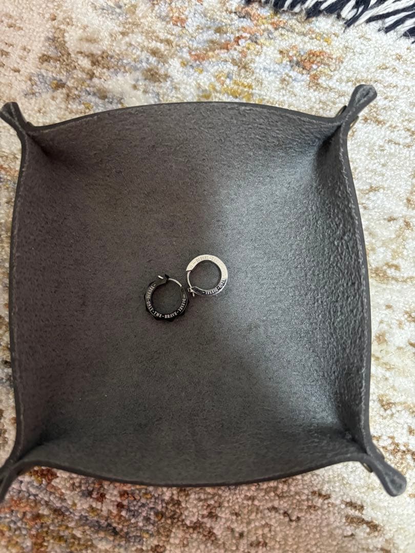 DIESEL メタルピアス シルバー/ブラック　両耳セット