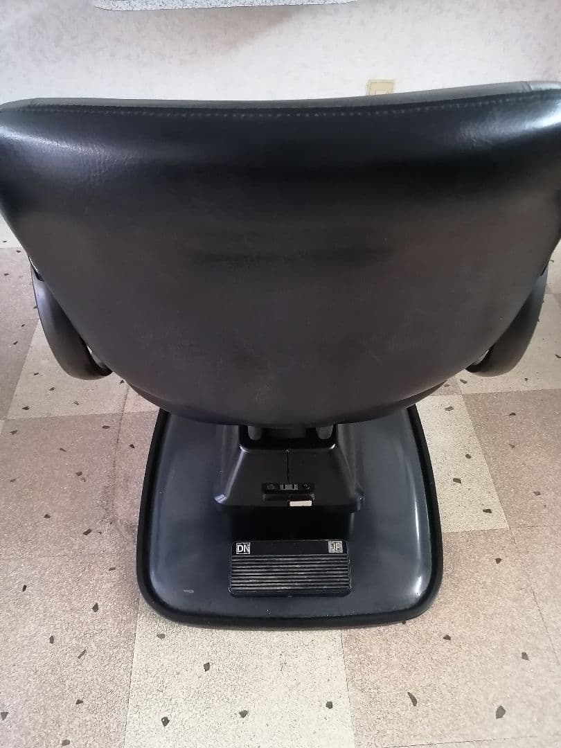 タカラベルモント合成皮革の電動美容院用カット椅子②