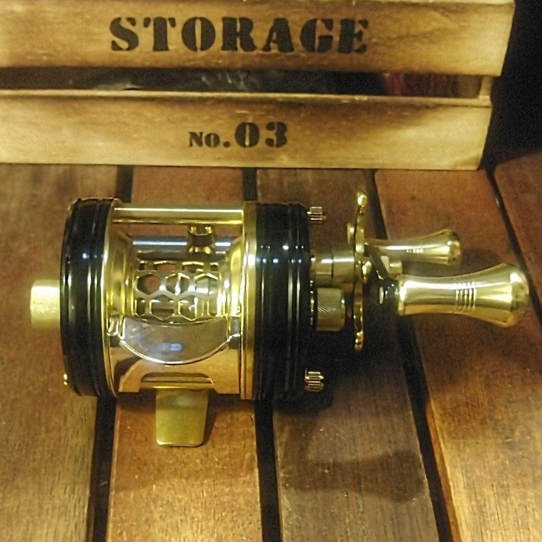 BULS1510C 丸型ベイトリール 右ハンドル　ブラック・ゴールド