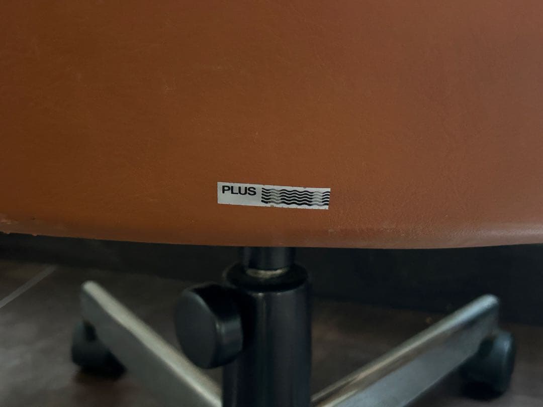 ②PLUS スイス　デスクチェア　レトロ　アームチェア　ミッドセンチュリー IH